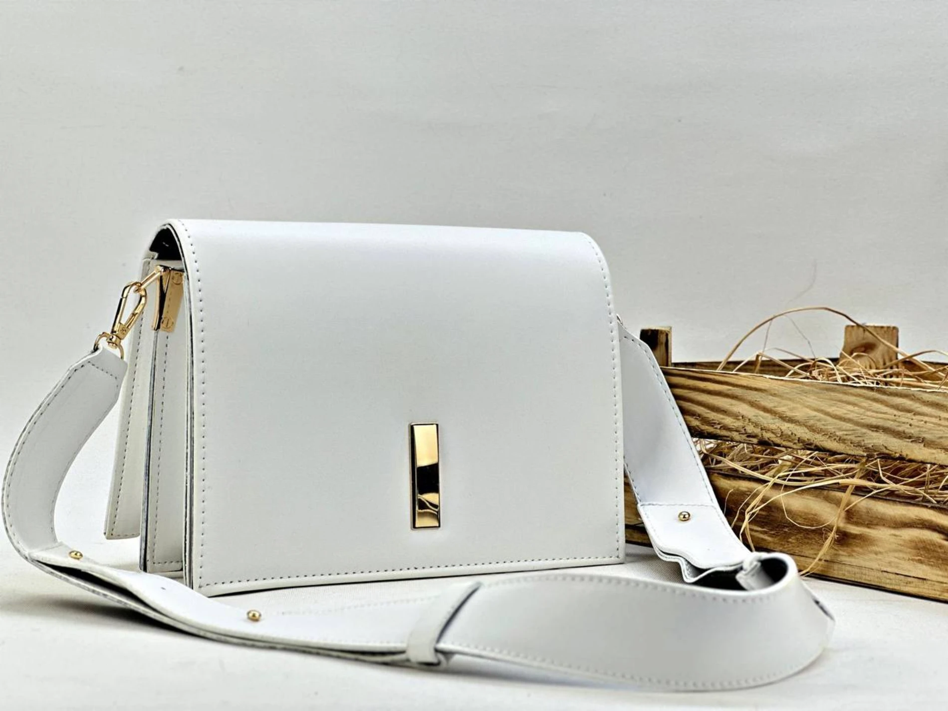 Bayan Çanta Kutu Model Gold Detaylı Çapraz Askı Beyaz